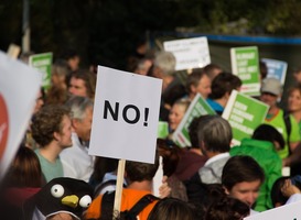 Actievoerders willen Schoof niet als spreker tijdens opening academisch jaar Actievoerders willen Schoof niet als spreker tijdens opening academisch jaar